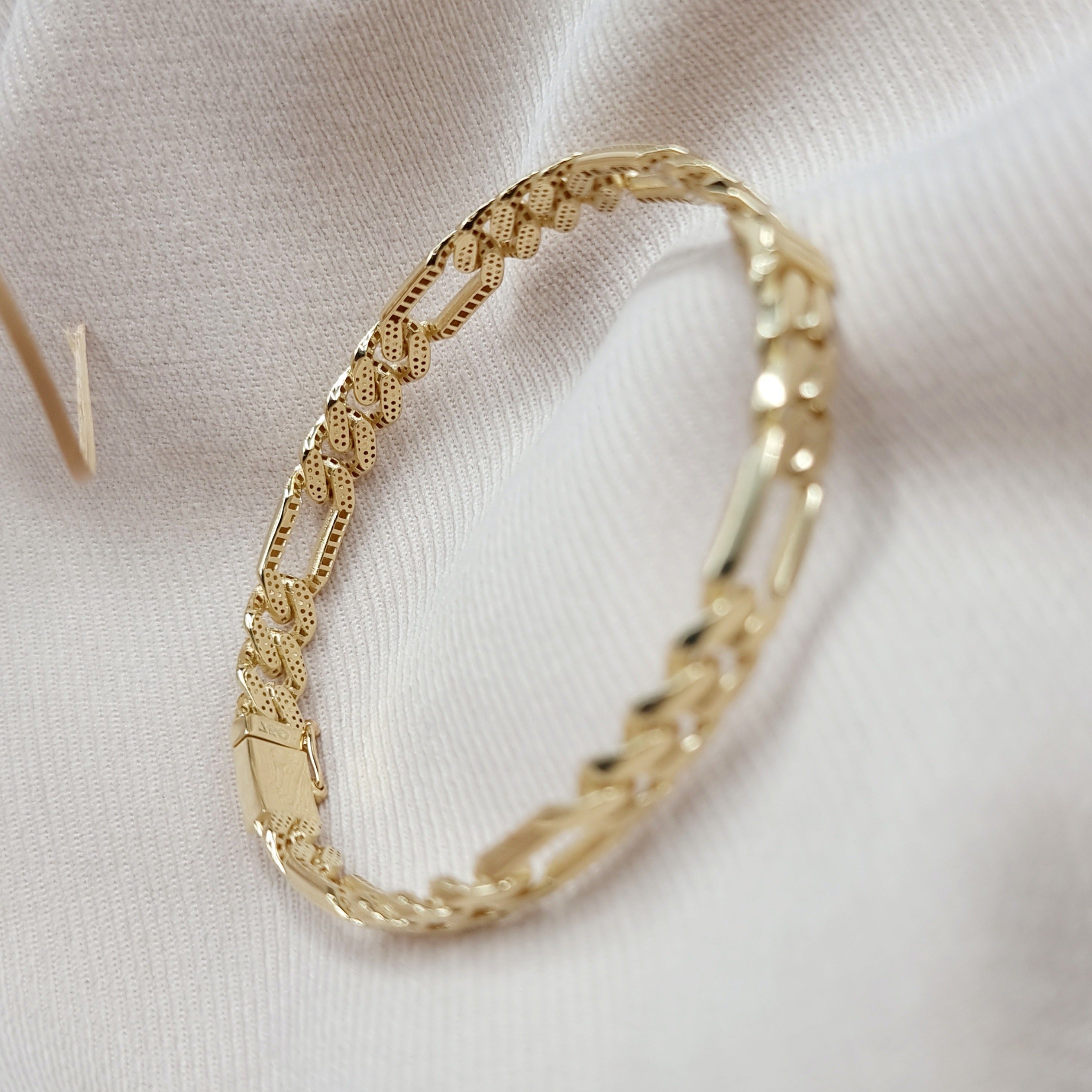 18K Pure Gold Elegant Design Bangle