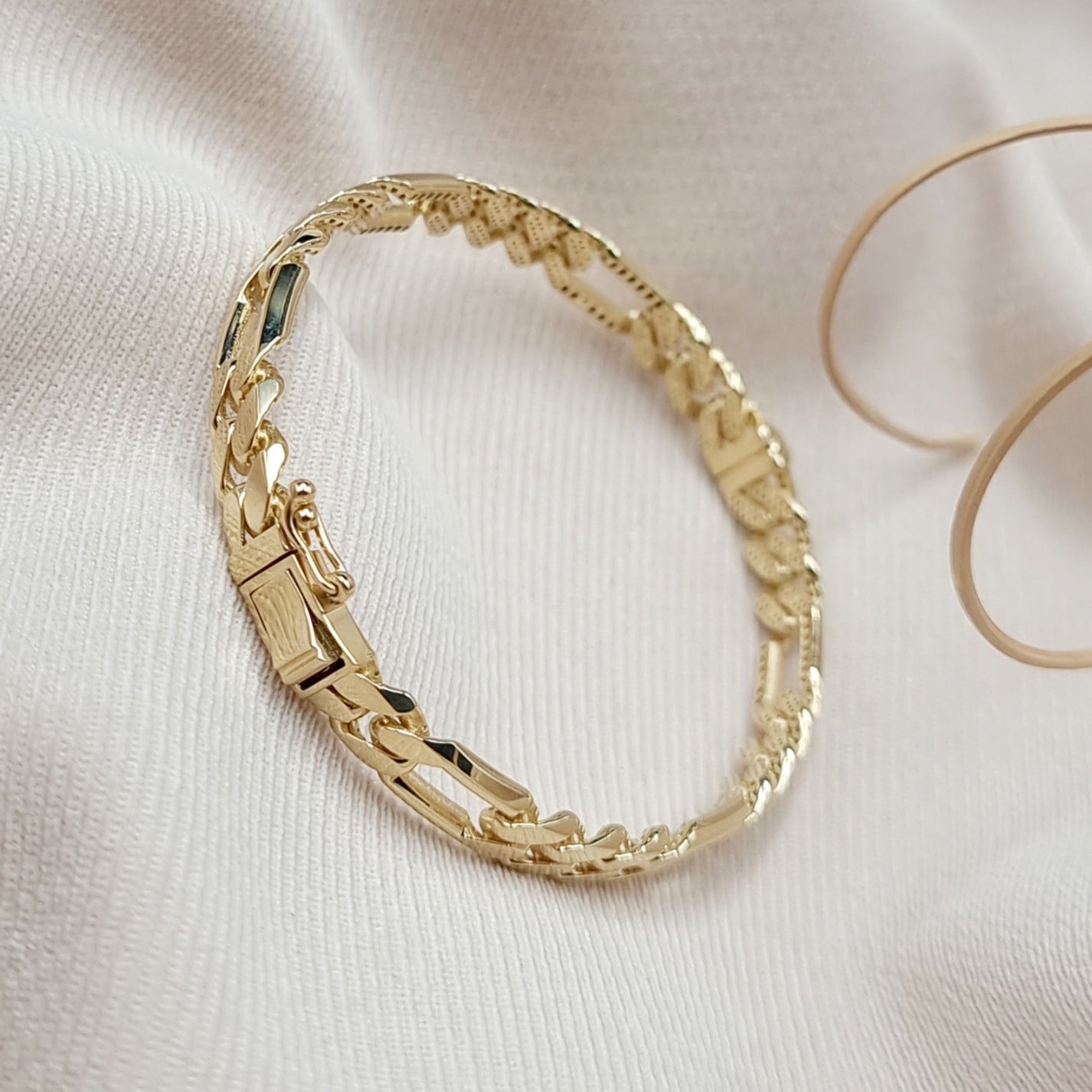 18K Pure Gold Elegant Design Bangle