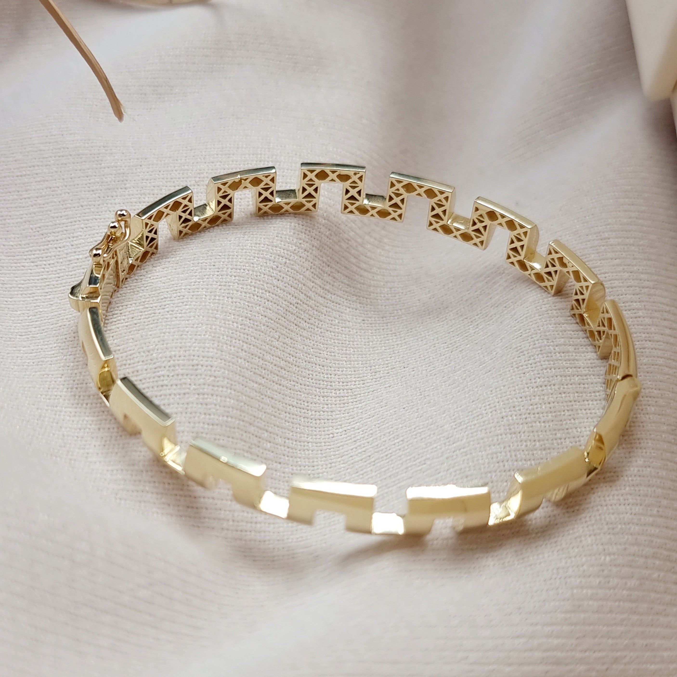 18K Pure Gold Elegant Design Bangle